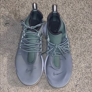 mint green nike presto